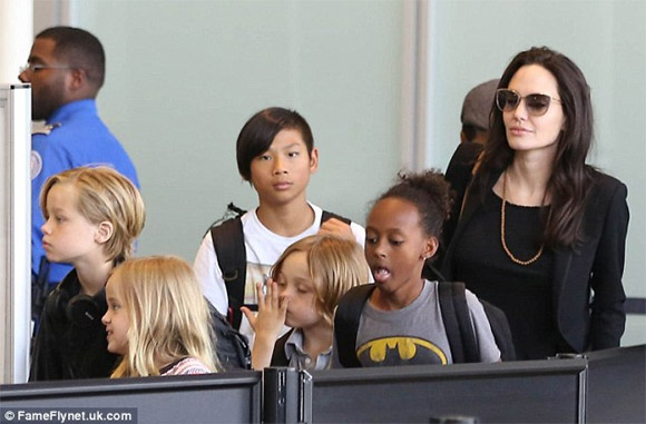 Đại gia đình Angelina Jolie gây huyên náo sân bay LAX 15