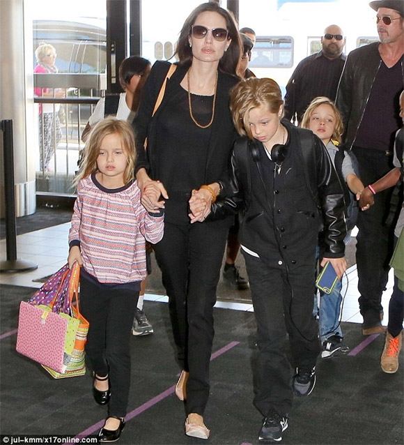 Đại gia đình Angelina Jolie gây huyên náo sân bay LAX 6