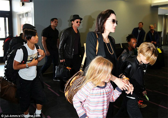 Đại gia đình Angelina Jolie gây huyên náo sân bay LAX 9