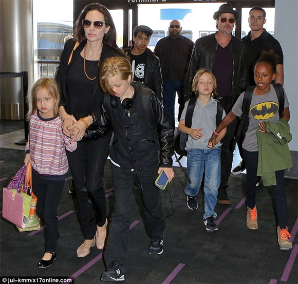 Đại gia đình Angelina Jolie gây huyên náo sân bay LAX 0