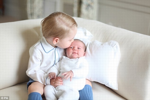 Khoảnh khắc đáng yêu của hoàng tử bé George bế em gái 3