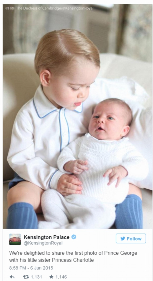 Khoảnh khắc đáng yêu của hoàng tử bé George bế em gái 0