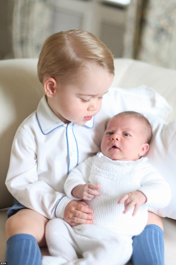 Khoảnh khắc đáng yêu của hoàng tử bé George bế em gái 4