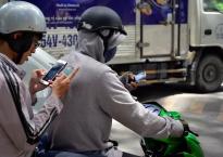 Những kiểu người dùng điện thoại bị cho là mất lịch sự, luôn khiến người khác khó chịu Những kiểu người dùng điện thoại bị cho là mất lịch sự, luôn khiến người khác khó chịu