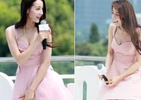 Địch Lệ Nhiệt Ba xinh như thiên thần nhưng lúng túng vì mặc váy ngắn ở sự kiện Địch Lệ Nhiệt Ba xinh như thiên thần nhưng lúng túng vì mặc váy ngắn ở sự kiện