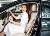 Ca sĩ Bích Phương tậu xe hơi tiền tỉ, màu ngọc lục bảo Ca sĩ Bích Phương tậu xe hơi tiền tỉ, màu ngọc lục bảo