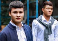 Quang Hải chụp ảnh như 'soái ca' bên Hà Đức Chinh ngay trước trận gặp Malaysia Quang Hải chụp ảnh như 'soái ca' bên Hà Đức Chinh ngay trước trận gặp Malaysia