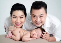 Con trai Lê Khánh đáng yêu khi chụp ảnh cùng bố mẹ Con trai Lê Khánh đáng yêu khi chụp ảnh cùng bố mẹ