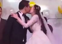 Lộ clip NSND Trung Hiếu hôn vợ đắm đuối trước sự chứng kiến của 2 bên họ hàng Lộ clip NSND Trung Hiếu hôn vợ đắm đuối trước sự chứng kiến của 2 bên họ hàng