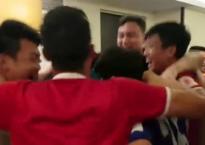 Các tuyển thủ Việt Nam ăn mừng khi chính thức có vé vào vòng 1/8 Asian Cup Các tuyển thủ Việt Nam ăn mừng khi chính thức có vé vào vòng 1/8 Asian Cup