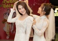 Rũ bỏ những bộ cánh lộng lẫy, Ngọc Trinh khoe dáng ngọc với áo dài trắng tinh, dắt tay 'chị em ế' Diệu Nhi đi tìm tình yêu Rũ bỏ những bộ cánh lộng lẫy, Ngọc Trinh khoe dáng ngọc với áo dài trắng tinh, dắt tay 'chị em ế' Diệu Nhi đi tìm tình yêu