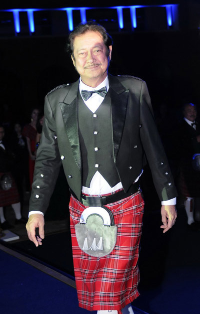 Look He is wearing a skirt Nope thats a KILT Đôi nét về chiếc váy  huyền thoại của đàn ông Tô Cách Lan Scotland  Học Tiếng Anh Mỗi Ngày