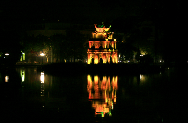 Ngắm Hồ Gươm Về Đêm Đẹp Lung Linh!