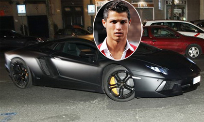 Cristiano Ronaldo mê mệt siêu xe Lamborghini Aventador