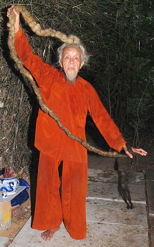 Cụ ông Việt có mái tóc dài 4m, nặng 2kg