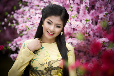 Hoa hậu Ngọc Hân đọ sắc với hoa