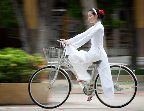 Đây là bức ảnh được chia sẻ nhiều trên các trang mạng xã hội, ghi lại hình ảnh của một thiếu nữ đi xe đạp với vẻ đẹp tinh khôi và thanh thoát. Nhanh chân lên để xem hình ảnh này trước khi nó được \