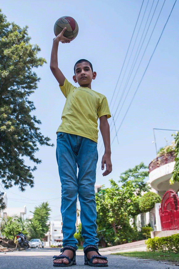 Cậu bé,cậu bé  Ấn Độ gây sốc vì cao 1,7m dù mới 5 tuổi
