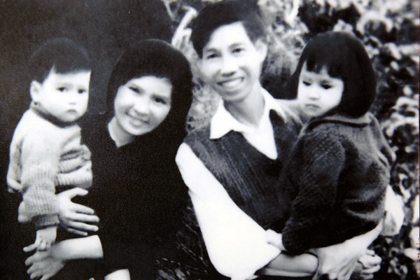 Gia đình Thanh Lam là một gia đình đầm ấm và hạnh phúc. Những bức ảnh của gia đình cô nàng sẽ khiến bạn được chiêm ngưỡng vẻ đẹp của tình cảm gia đình, sự gắn bó và tình yêu thương chân thành của mỗi người.