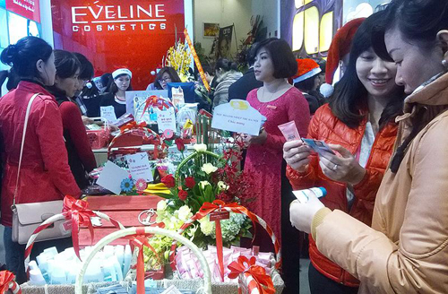 Hoàng Thuỳ Linh, Showroom Eveline Việt Nam, Học viện trang điểm DMA