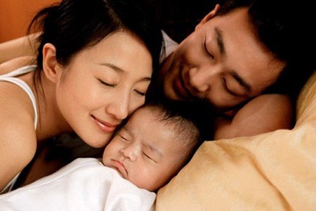 Trẻ dễ đột tử khi ngủ cùng cha mẹ?