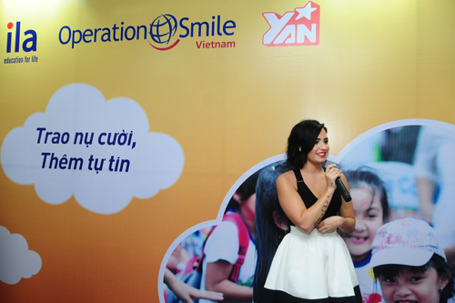 Demi Lovato, Anh văn hè ILA, Demi Lovato trao quà từ thiện