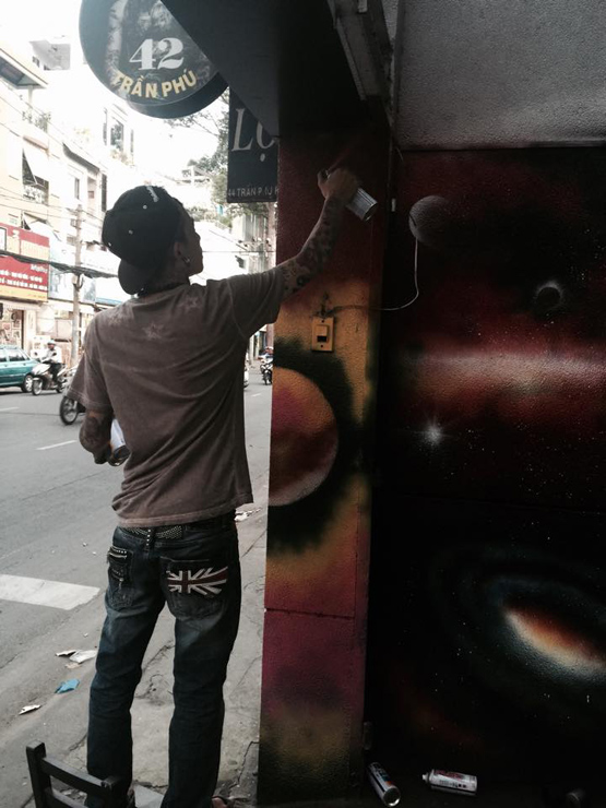 Ông bố xăm trổ 9X vẽ Graffiti trang trí cho cửa tiệm