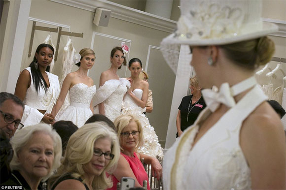 Choáng ngợp với những bộ váy cưới siêu đẹp làm bằng giấy vệ sinh | VTV.VN