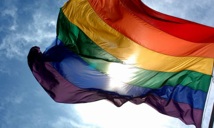 Lá cờ lục sắc của cộng đồng LGBT ngày càng được nhận biết rộng rãi trong cả xã hội. Không chỉ đại diện cho sự đa dạng tình dục và giới tính, lá cờ này còn truyền tải thông điệp về sự chấp nhận và đồng cảm. Những nỗ lực của cộng đồng LGBT đã giúp tăng cường ý thức của xã hội về những khía cạnh đa dạng trong cuộc sống. Cùng tôn vinh và ủng hộ sự phát triển của cộng đồng LGBT để giúp cho mọi người cùng sống trong một xã hội bao dung và đồng tình.