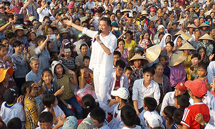 Nhà hàng Làng Nghệ, Khắc Tiệp, Ngọc Trinh, Sao việt