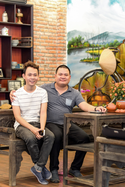 Nhà hàng Làng Nghệ, Khắc Tiệp, Ngọc Trinh, Sao việt