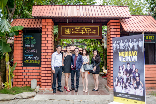 Nhà hàng Làng Nghệ, Khắc Tiệp, Ngọc Trinh, Sao việt