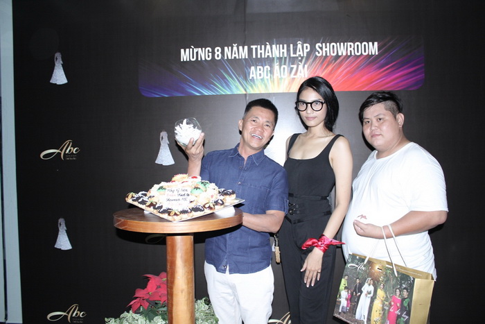 NTK Đinh Văn Thơ, Showroom áo zài ABC, Sao Việt