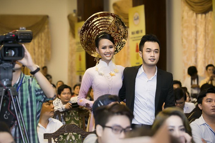 Á hậu Lâm Thùy Anh, NTK Đỗ Vân Trí, Sao Việt