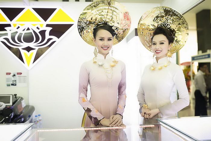Á hậu Lâm Thùy Anh, NTK Đỗ Vân Trí, Sao Việt