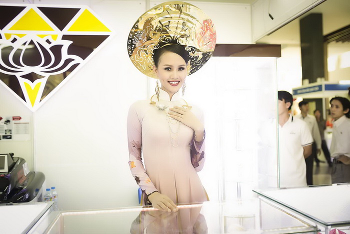Á hậu Lâm Thùy Anh, NTK Đỗ Vân Trí, Sao Việt