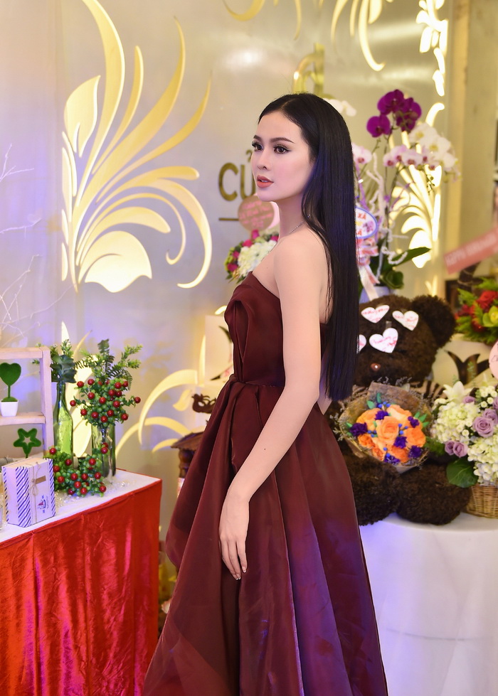 Hoa hậu hoàn vũ 2015 được yêu thích nhất, Sang Lê, Sao Việt