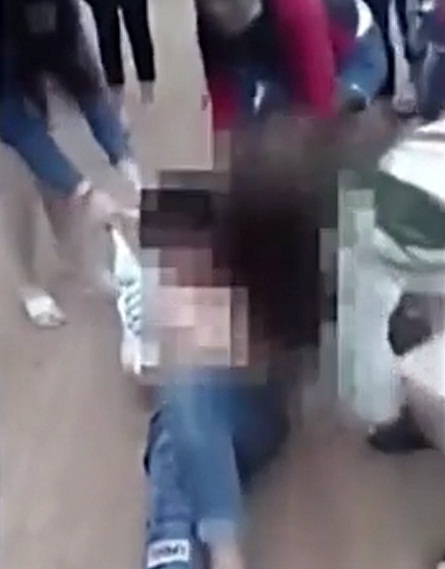 Nữ sinh 15 tuổi bị đánh đập, lột quần áo ngay trên đường 