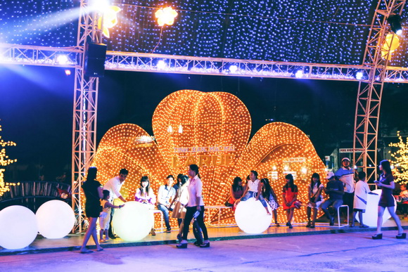 Bia Larue, Lễ hội ánh sáng, Tết Bính Thân 2016