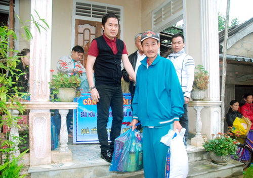 Bầu Hoà, Bầu Hoàlàm từ thiện, Sao Việt