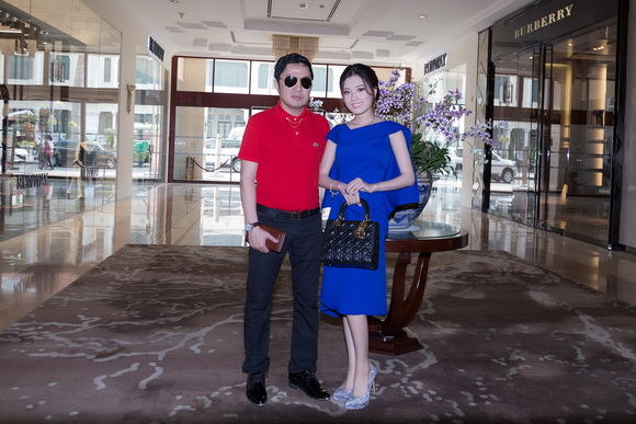 Sammy Dung, Hotgirl Sammy Dung, Bầu Hòa