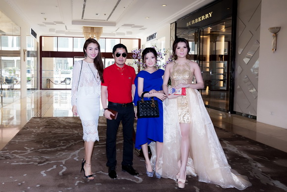 Sammy Dung, Hotgirl Sammy Dung, Bầu Hòa