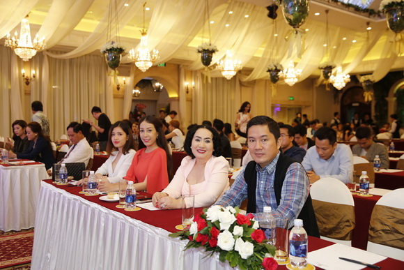 Bầu Hòa, doanh nhân Huỳnh Hoa, Sao Việt, Cao Thùy Linh