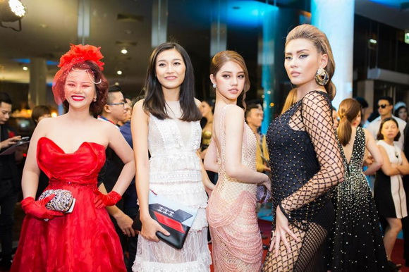 Vivian Văn, Hoa hâu Vivian Văn, Sao Việt