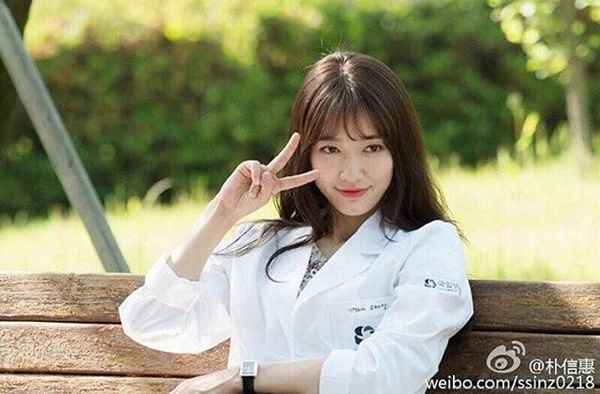 Ngẩn Tò Te' Với Loạt Ảnh Hậu Trường Mới Của Park Shin Hye Trong Doctors