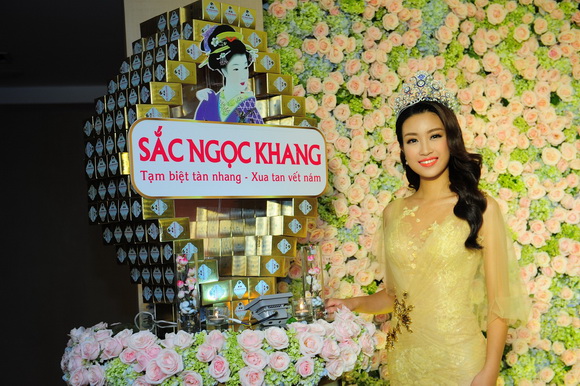 Sắc Ngọc Khang, Dạ tiệc Hoàng gia cùng Sắc Ngọc Khang, Hoa hậu Việt Nam 2016 Đỗ Mỹ Linh