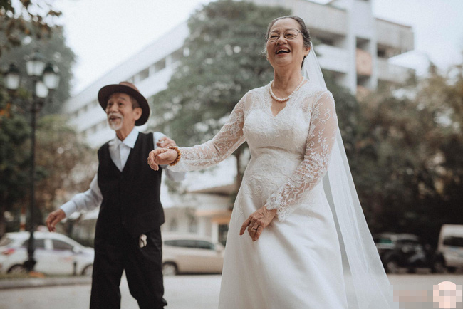 Hình ảnh cưới của hai cụ già đầy ngọt ngào, tình cảm sẽ khiến bạn cảm động và chúc phúc cho họ. Bạn sẽ nhìn thấy được tình yêu không biên giới giữa hai người lớn tuổi, và cùng chúc phúc cho họ một tương lai hạnh phúc đầy ấm áp.