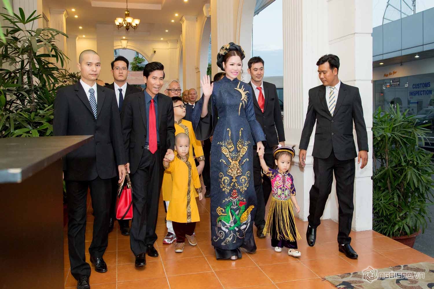 Hoa hậu Bùi Thị Hà, Tập đoàn bảo vệ Long Hoàng, Sao Việt
