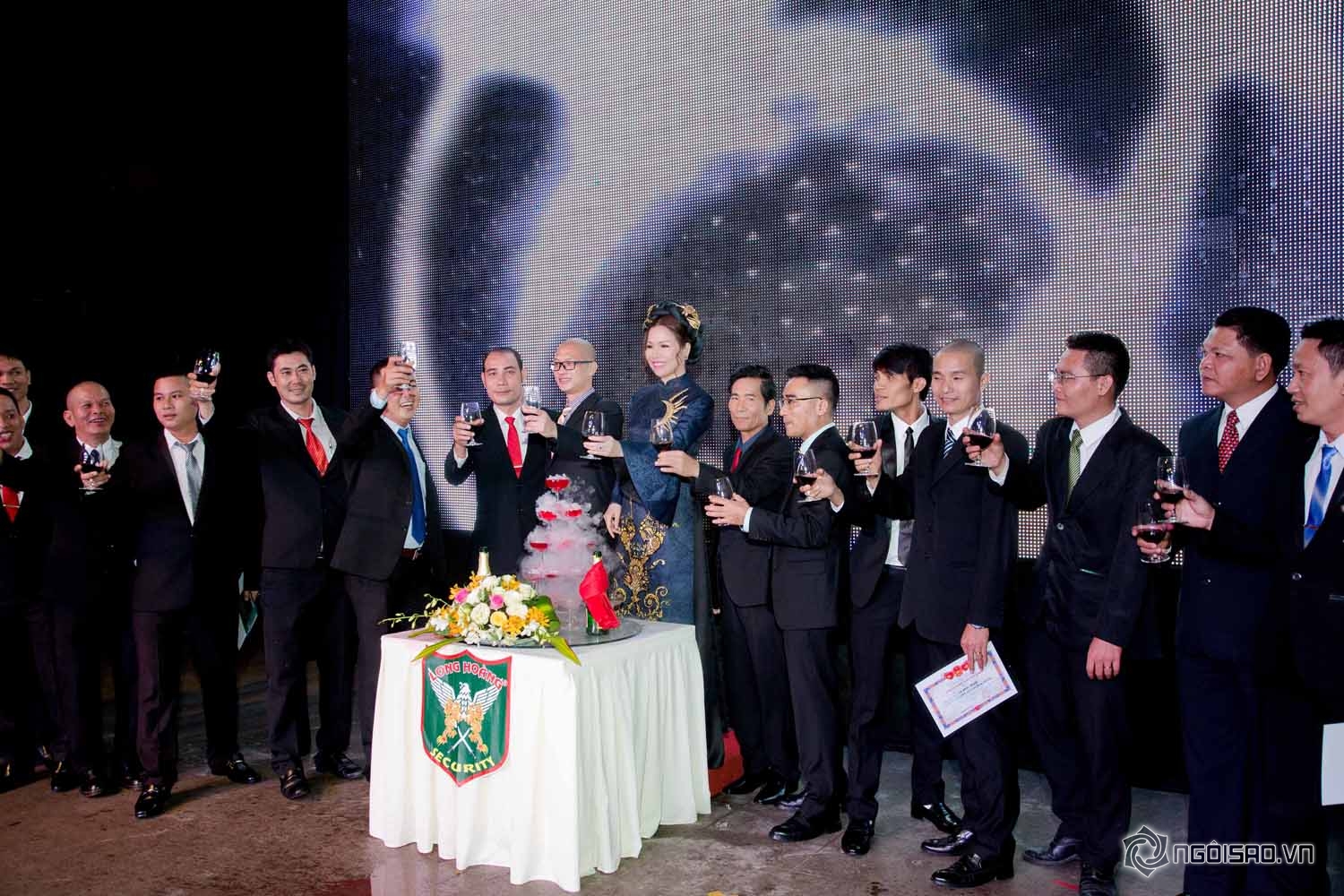 Hoa hậu Bùi Thị Hà, Tập đoàn bảo vệ Long Hoàng, Sao Việt