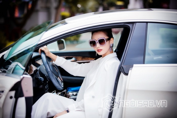 Lã Thanh Huyền lái xe sang đeo trang sức bạc tỷ đi sự kiện